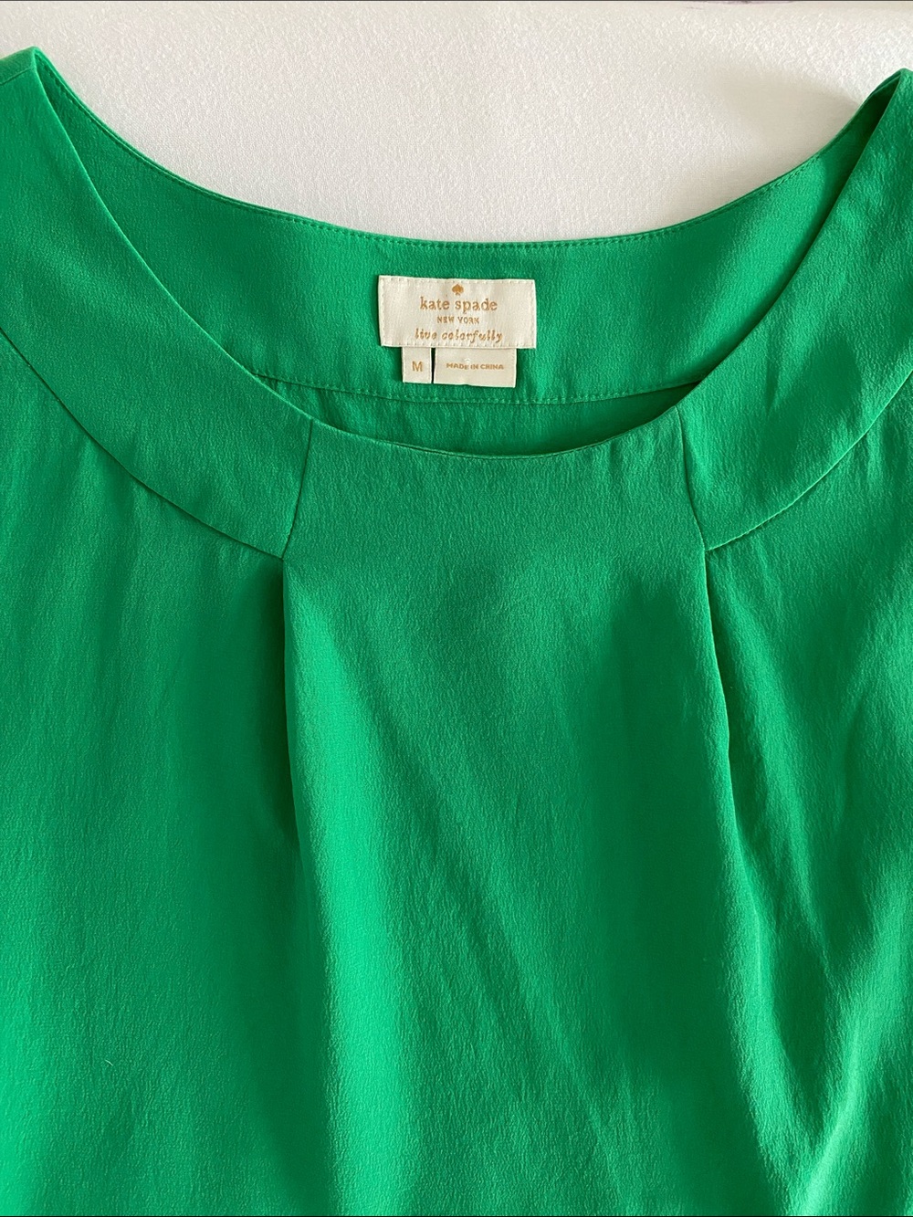 kate spade 100% Silk Kelly Green pleat front blouse 3/4 sleeve Size Medium - Picture 3 of 14